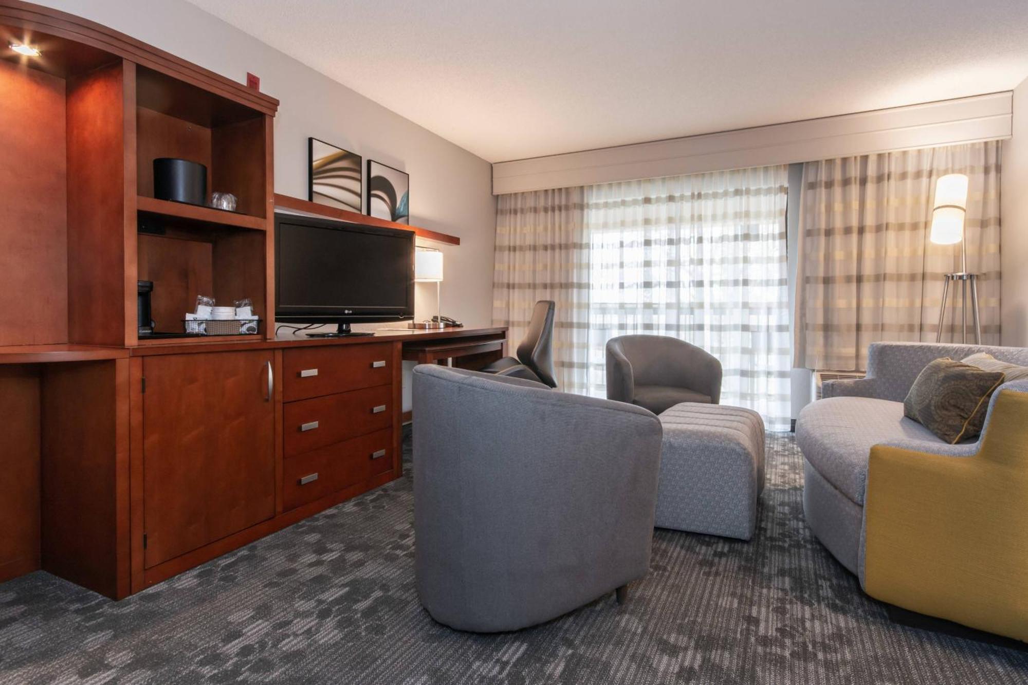 Courtyard By Marriott Charlotte Norman Hotel