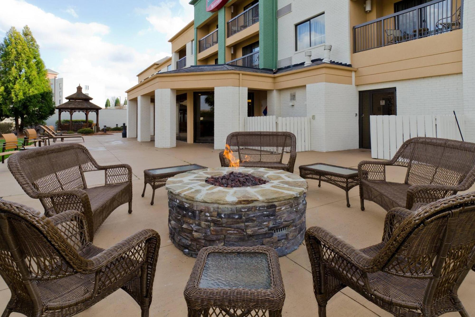 Courtyard By Marriott Charlotte Norman Hotel Huntersville